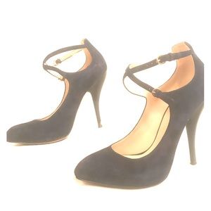 Nine West navy blue suede heels. 👠